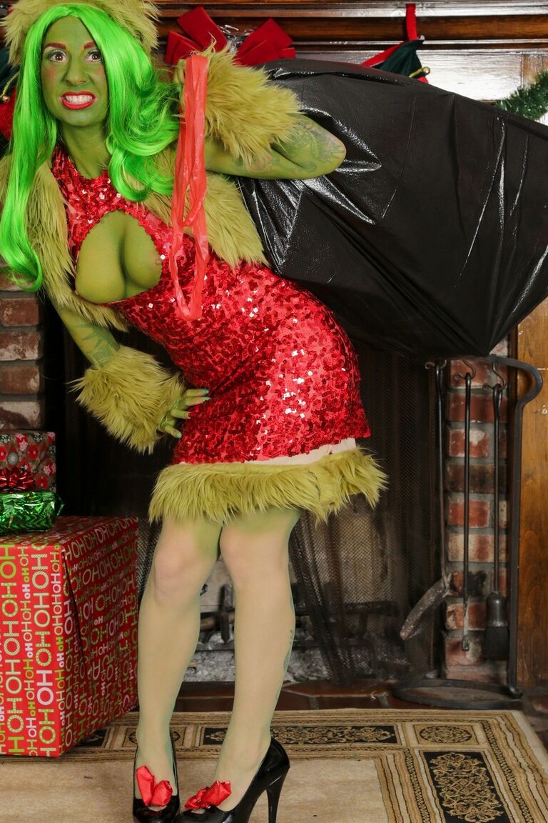 17P Xmas emo girl Krissie Dee ball licking & taking a facial in striped stockings