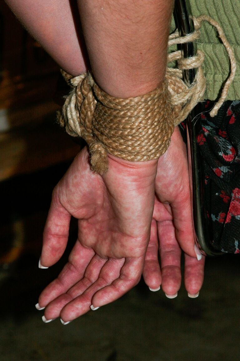 17P Une femme vêtue est laissée seule sur une chaise après avoir été bâillonnée et attachée.