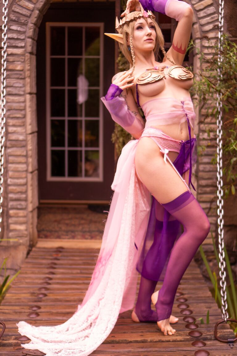 15P Latina Kitty Quinn shows off her sexy curves while posing in a solo cosplay
