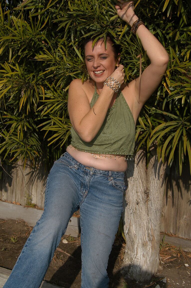 21P La seductora MILF tetona Katiana se desnuda en el jardín y se masajea el clítoris