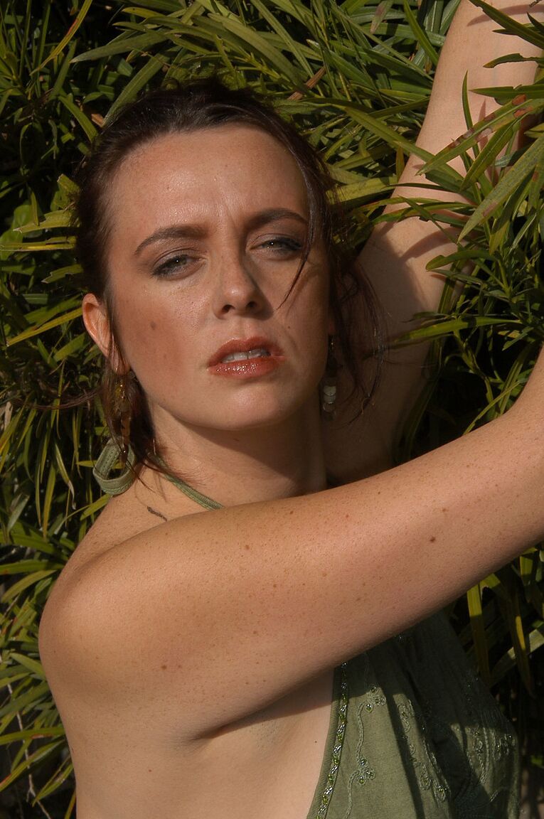 21P La seductora MILF tetona Katiana se desnuda en el jardín y se masajea el clítoris