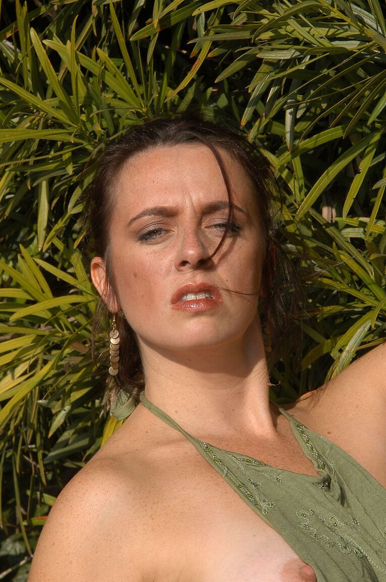 21P La seductora MILF tetona Katiana se desnuda en el jardín y se masajea el clítoris