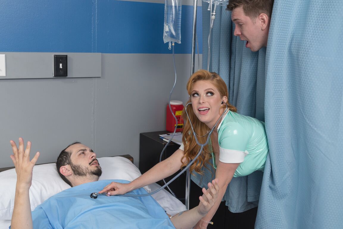 21P Estrella porno pelirroja con grandes tetas Penny Pax monta una polla analmente en medias de red