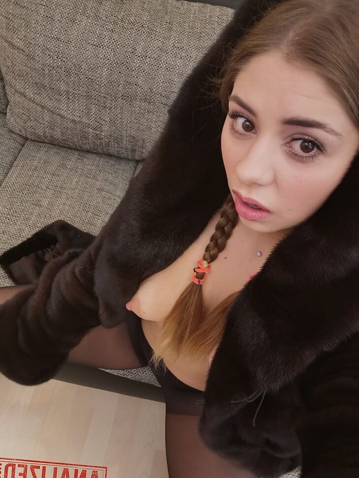 21P La morena natural Julia Red se hace selfies