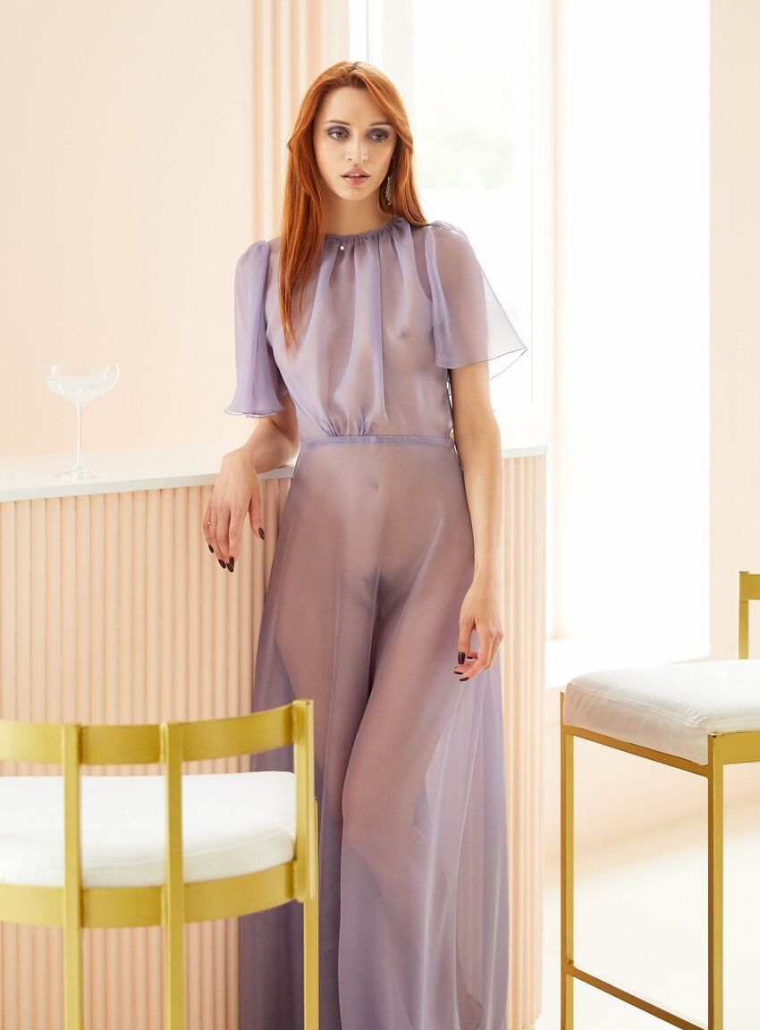 21P Gata alta e glamourosa tira seu vestido transparente sexy para mostrar sua buceta aparada