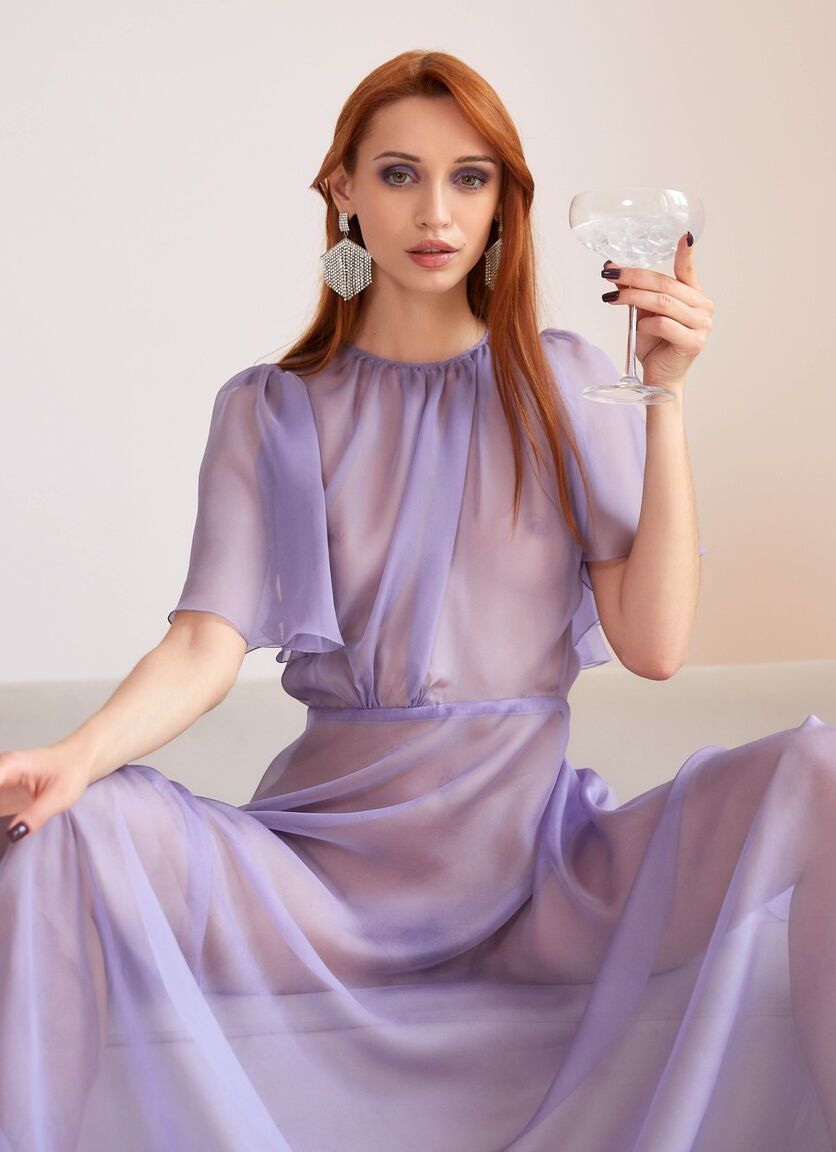 21P Gata alta e glamourosa tira seu vestido transparente sexy para mostrar sua buceta aparada
