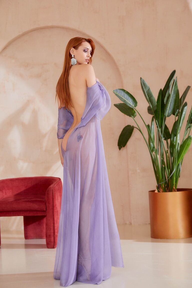 21P Gata alta e glamourosa tira seu vestido transparente sexy para mostrar sua buceta aparada