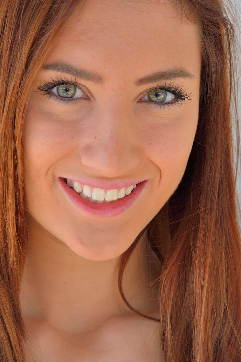 21P A glamorosa ruiva Rayna posa sem calcinha em público e mostra seus buracos sensuais