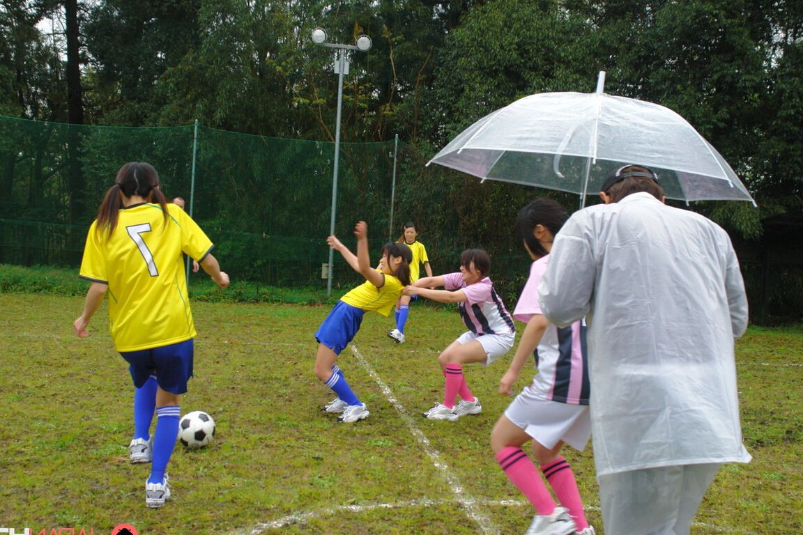 21P Adolescente asiática follada en su chocho peludo por un equipo de fútbol al aire libre