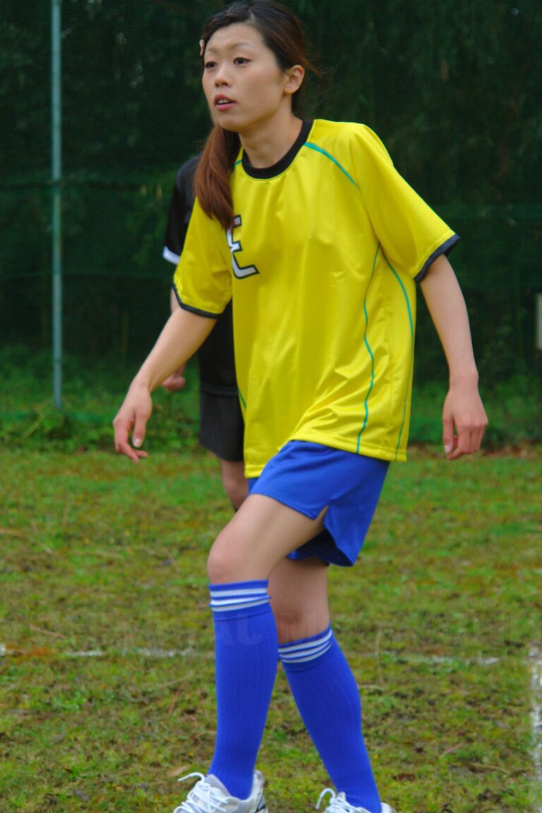 21P Adolescente asiática follada en su chocho peludo por un equipo de fútbol al aire libre
