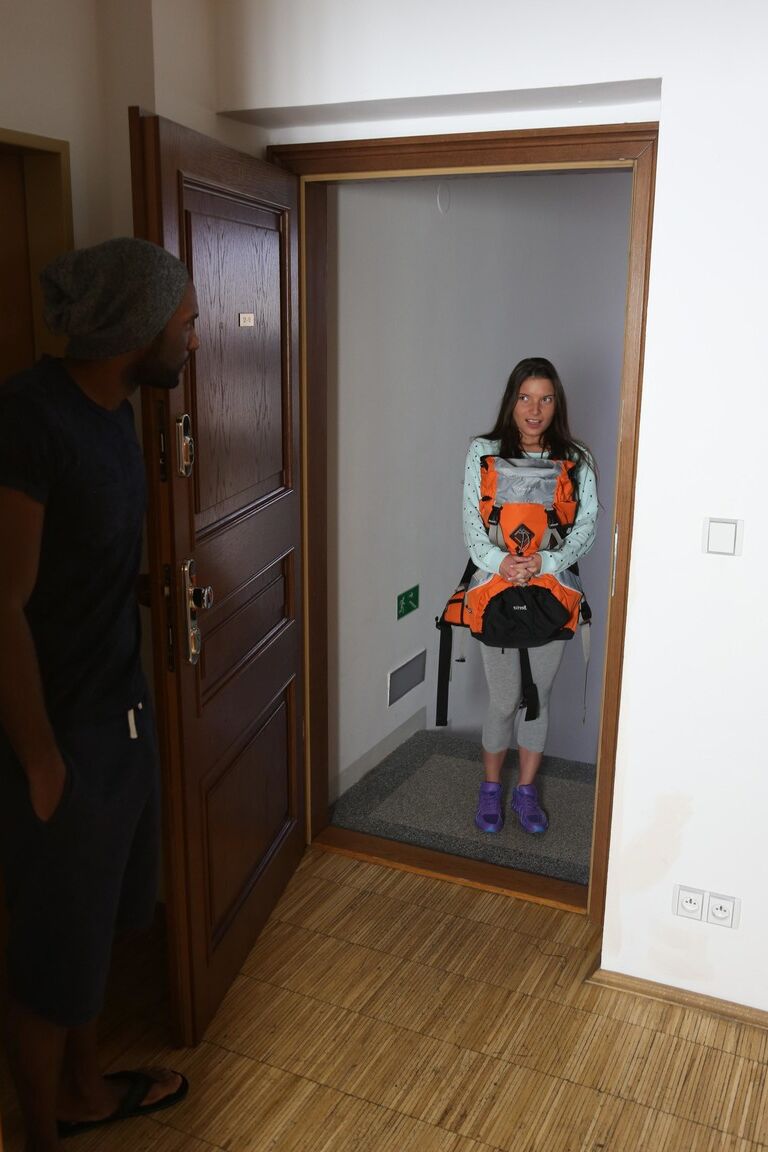 21P Petite adolescente Anita S tem um trio interracial selvagem com dois garanhões pretos pendurados