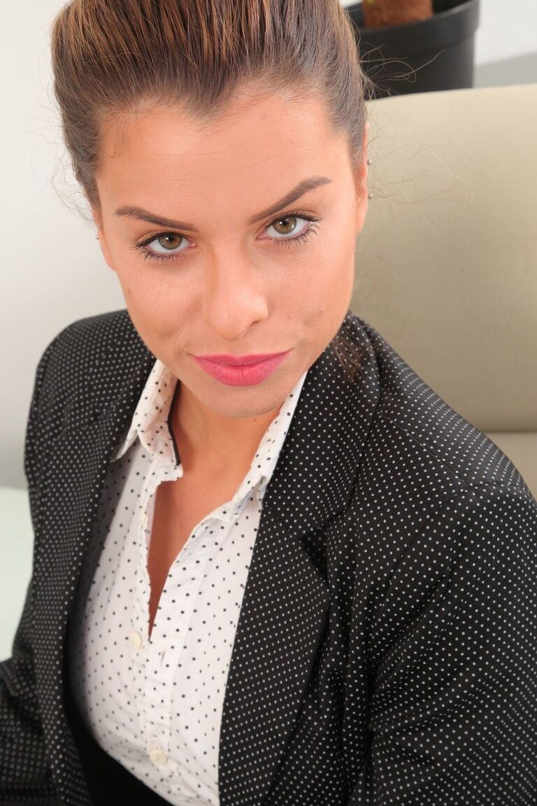 21P Office bombshell Rae expõe seus seios incríveis enquanto posa em lingerie