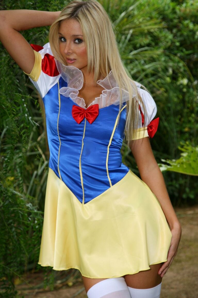 21P La chaude MILF aux gros seins Stevie enlève son costume de conte de fées