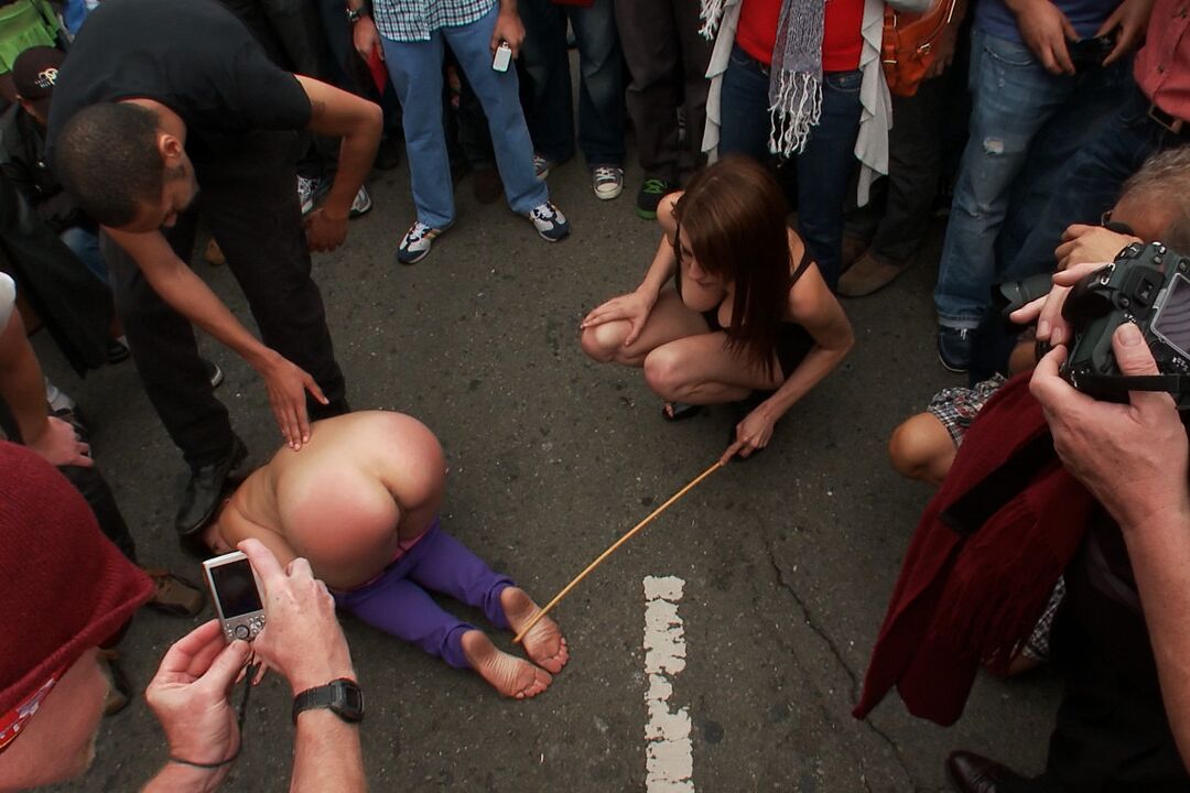 21P MILF an der Leine Audrey Rose wird in einer rauen öffentlichen BDSM-Szene gedemütigt