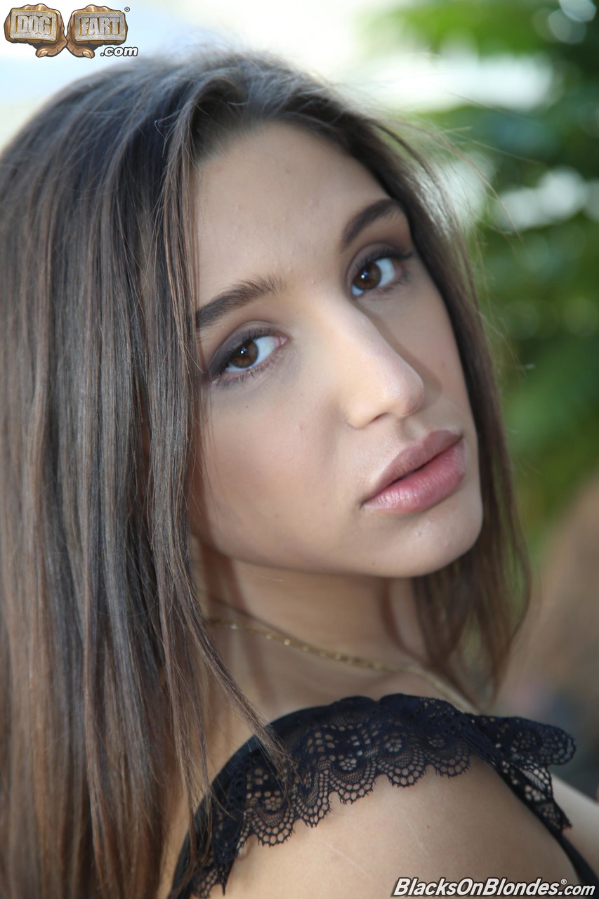16P La hermosa adolescente Abella Danger muestra su gran culo en lencería de encaje para su amante de la BBC