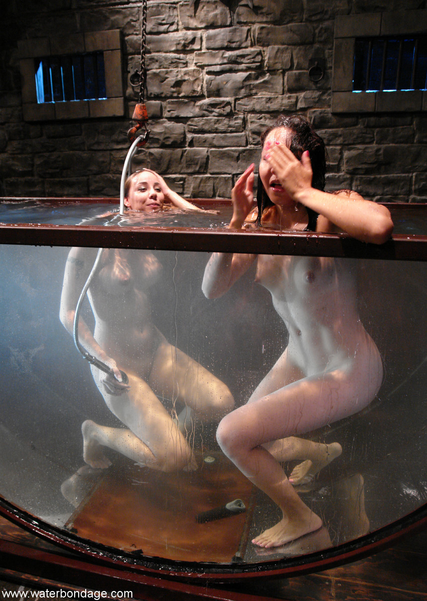 20P Wasser-Bondage Delilah Strong, Keeani Lei