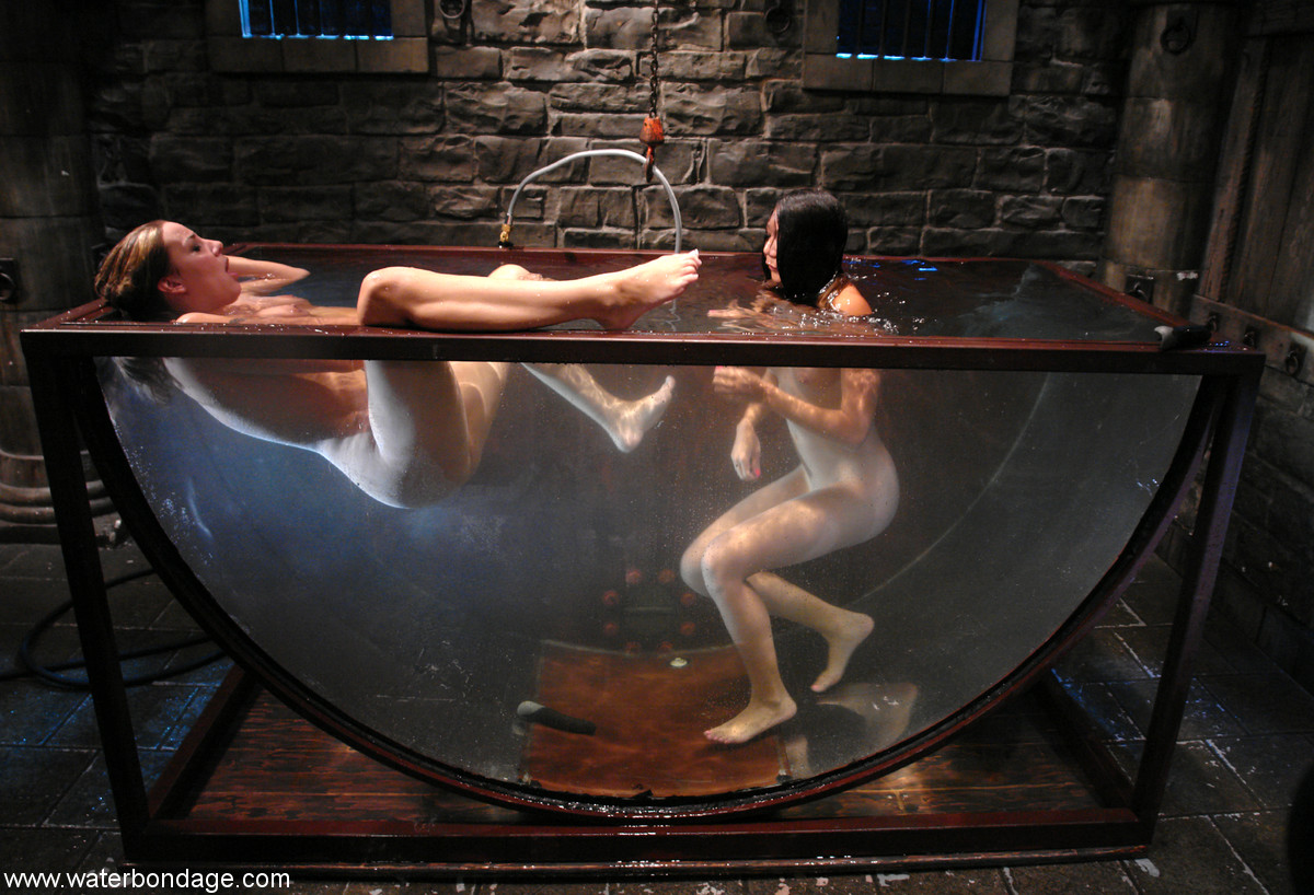 20P Wasser-Bondage Delilah Strong, Keeani Lei