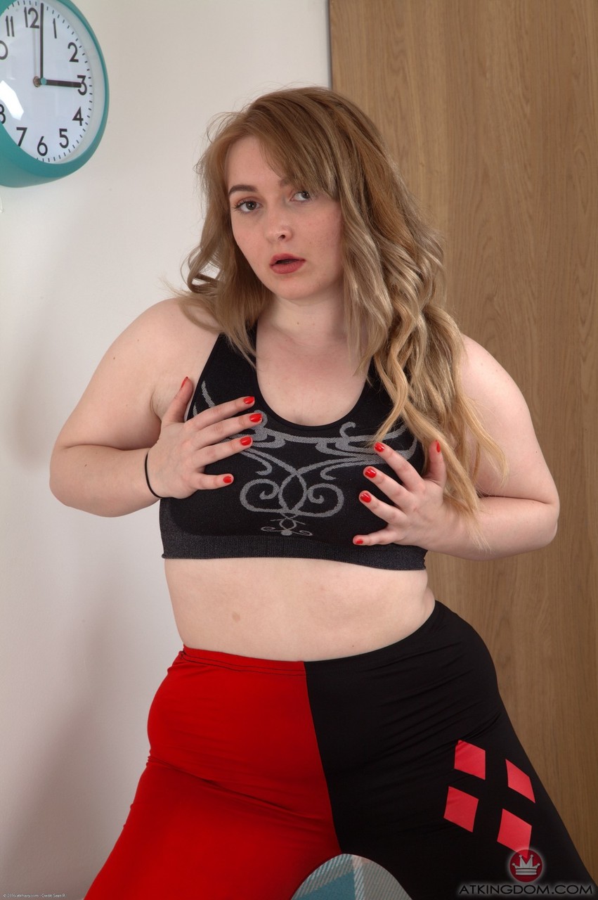 21P Cameron, une amateur potelée, se déshabille