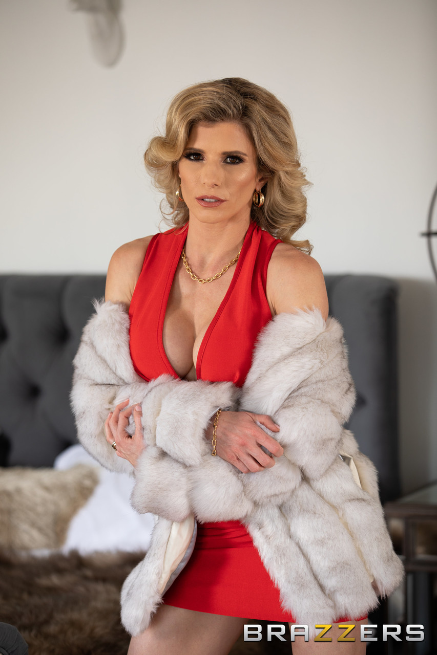 21P スレンダー熟女コーリー・チェイスが禿げた継息子にアナルを犯される