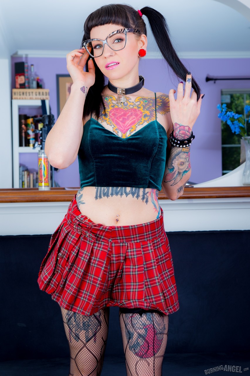 17P La peor colegiala Necro Nicki con el cuerpo sumamente tatuado presume el ano