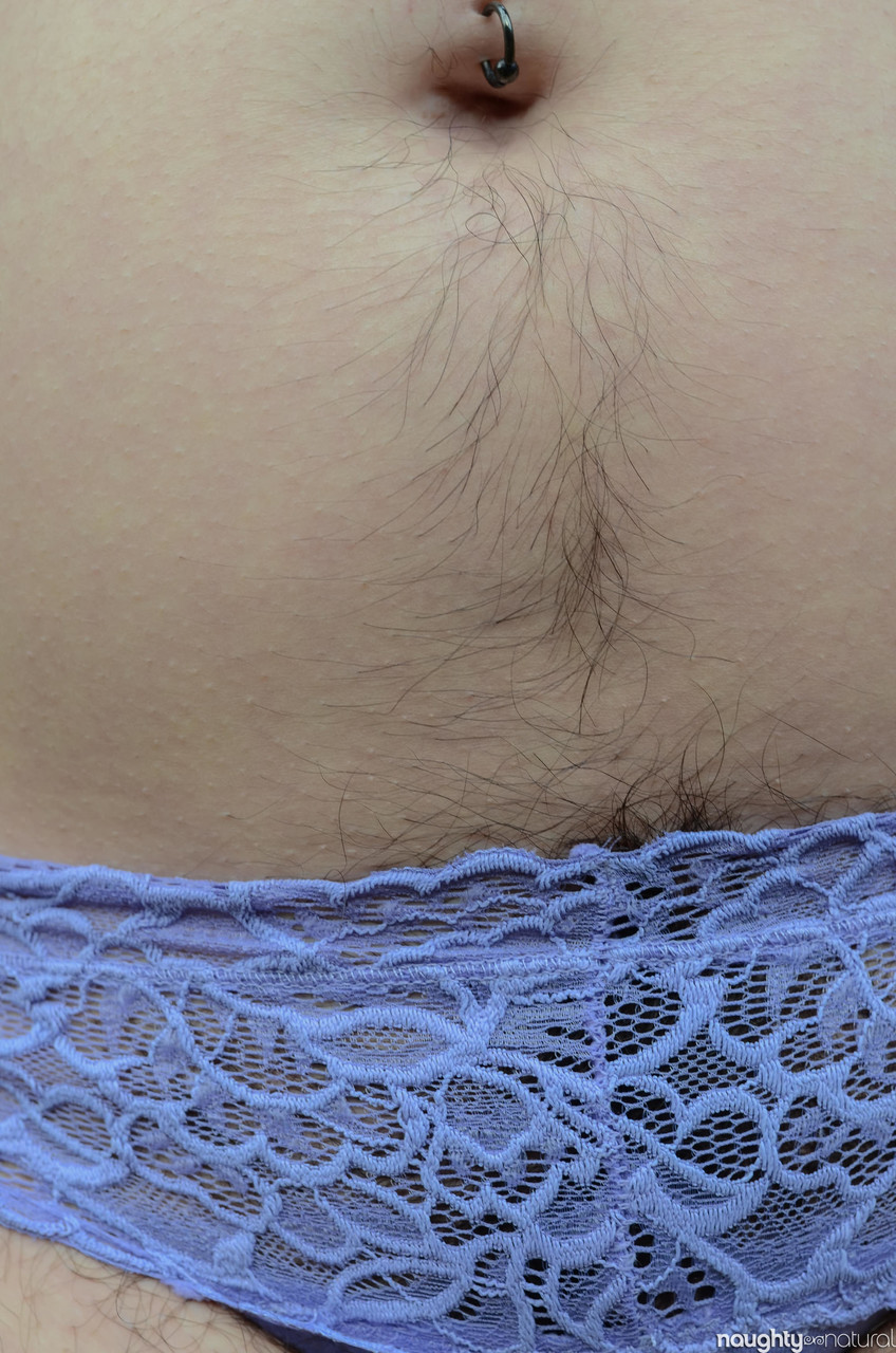 20P Gata amadora com uma buceta peluda Harley Hex exibe seu corpo nu ao ar livre