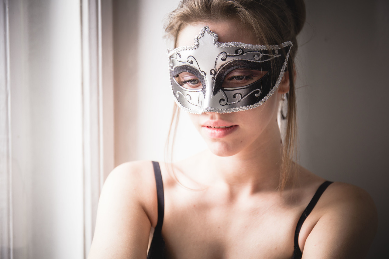 21P La adolescente ucraniana enmascarada Mia Luna posa en lencería y se frota su agujero rosa