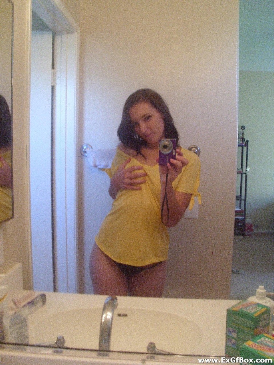 21P La jovencita amateur Casey posa en topless con sus bragas negras en tanga