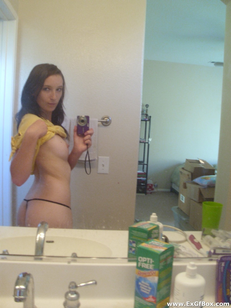21P La jovencita amateur Casey posa en topless con sus bragas negras en tanga