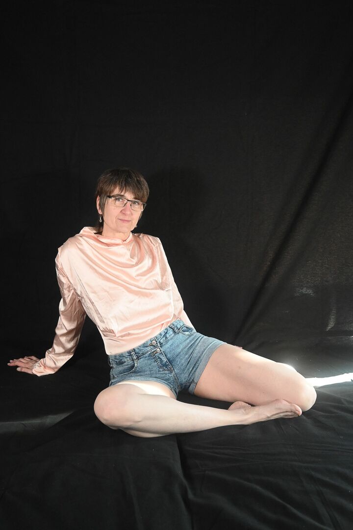 16P MatureCougarMILFPetiteEuropeanBrunettesGlassesLingerieStripteaseSolo