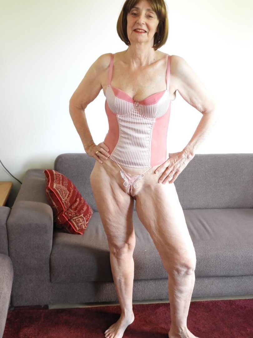 16P La vieille femme Kat Kitty jette sa lingerie avant d'écarter sa chatte nue