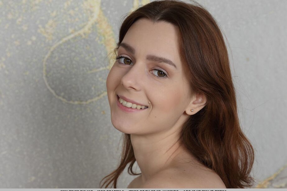 18P A linda morena Amber Plume desliza sedutoramente para fora de sua fenda alta branca