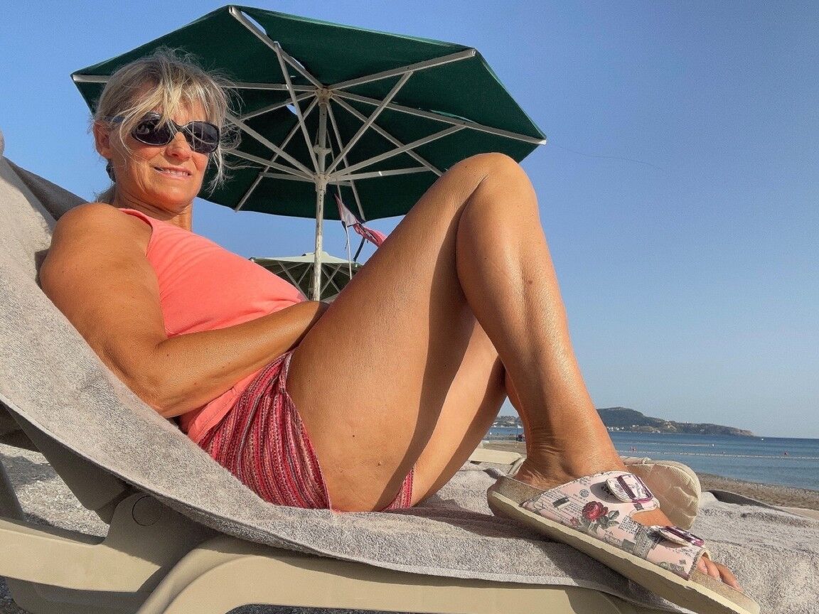16P ReifMILFEuropäischBlondinenSchlankGroße TittenGroßer ArschBeineHigh HeelsAnal