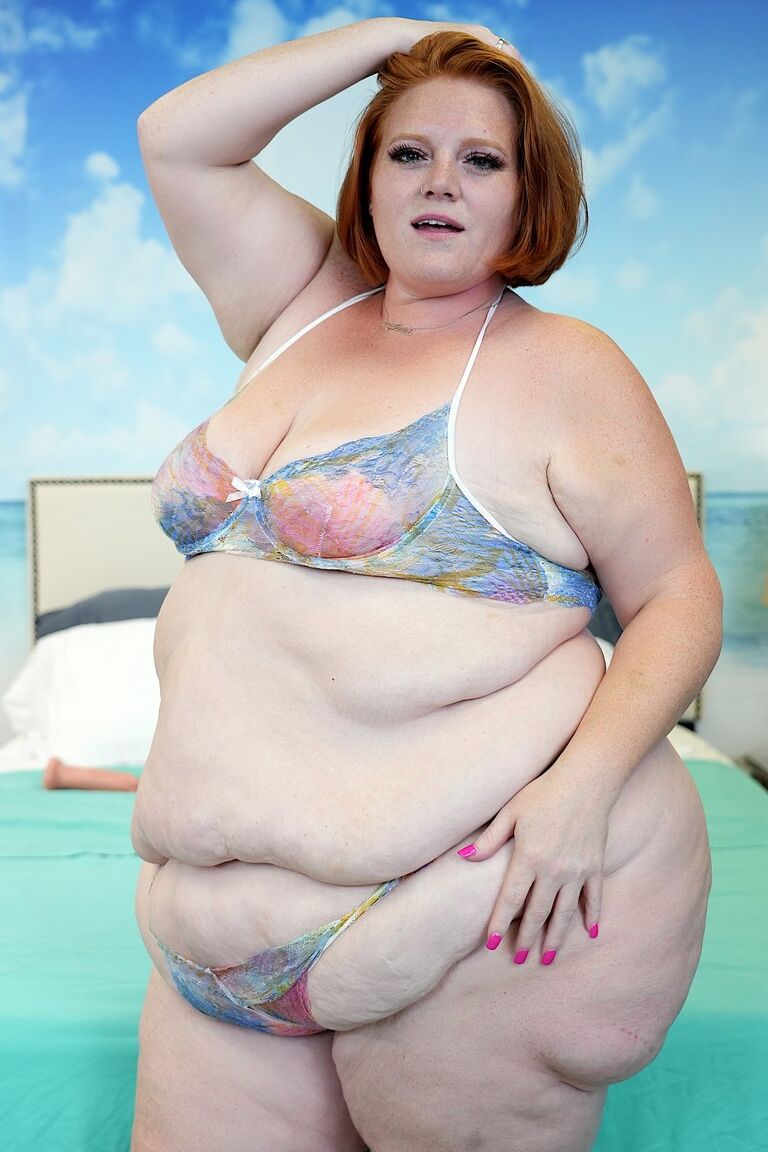 16P Fette und sexy BBW zieht ihre Unterwäsche aus und zeigt ihre saftigen Brüste und ihre pralle Muschi