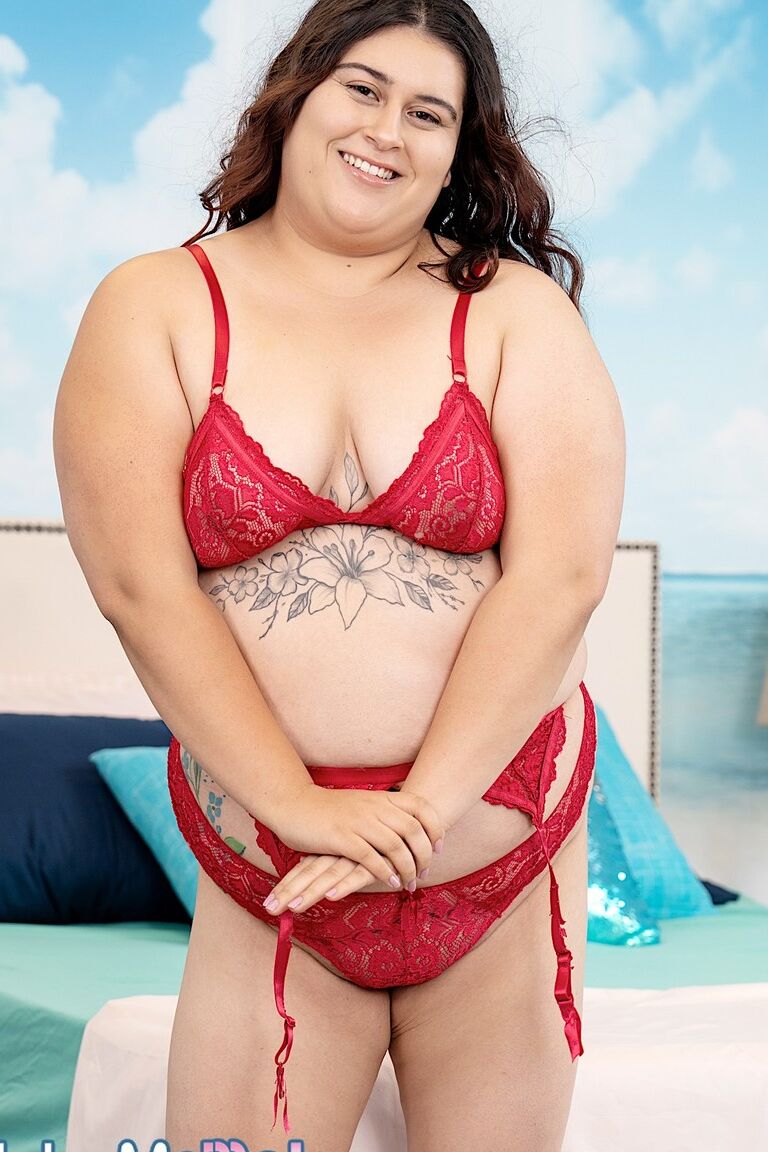 16P Linda e sexy BBW tira a calcinha e mostra seus peitos suculentos, bunda gorda e