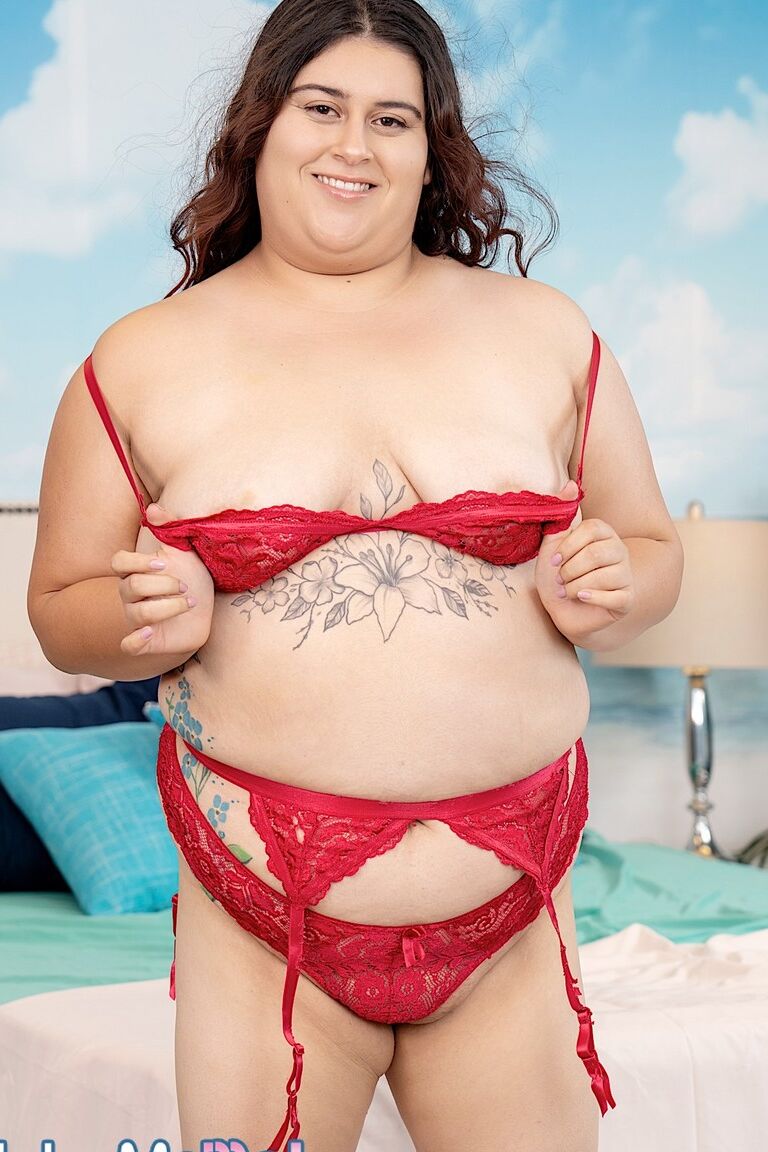16P Linda e sexy BBW tira a calcinha e mostra seus peitos suculentos, bunda gorda e