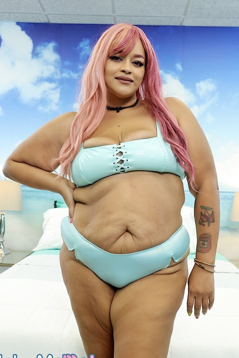 16P Mulher sexy e gordinha tira a roupa e mostra seus peitos suculentos e bunda gorda
