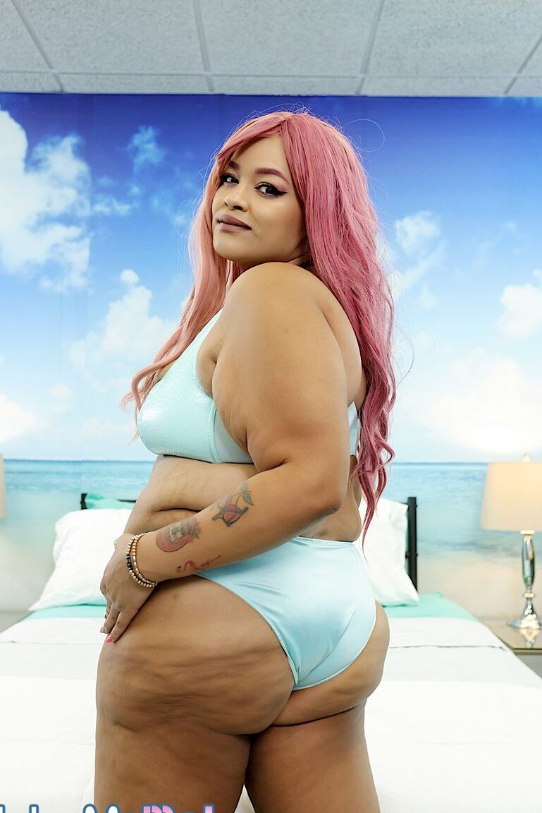 16P Mulher sexy e gordinha tira a roupa e mostra seus peitos suculentos e bunda gorda