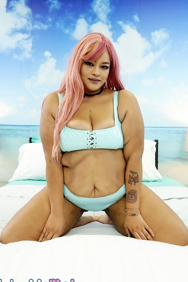 16P Mulher sexy e gordinha tira a roupa e mostra seus peitos suculentos e bunda gorda
