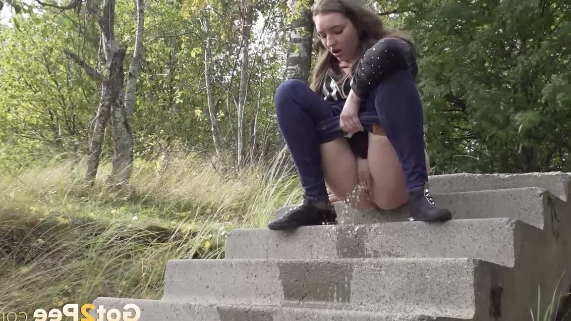 15P Gata morena borrifa mijo nos degraus