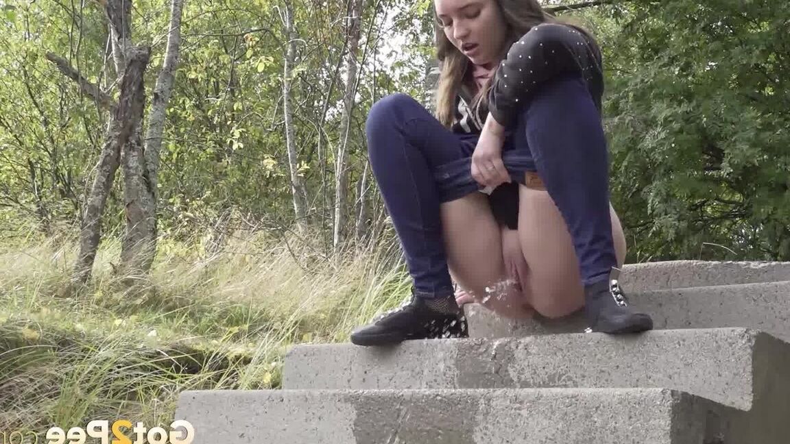 15P Gata morena borrifa mijo nos degraus