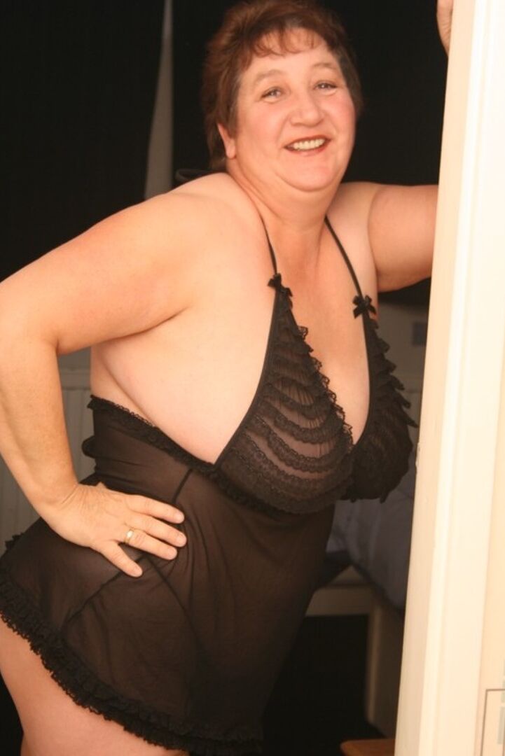16P Kinky Carol madura e gorda libera seus peitos enormes de lingerie em meias bege