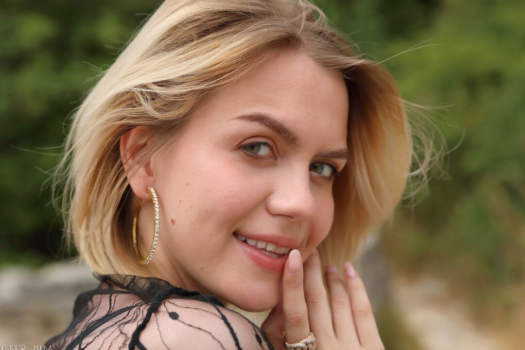 12P MPL Studios Glamour Blonde