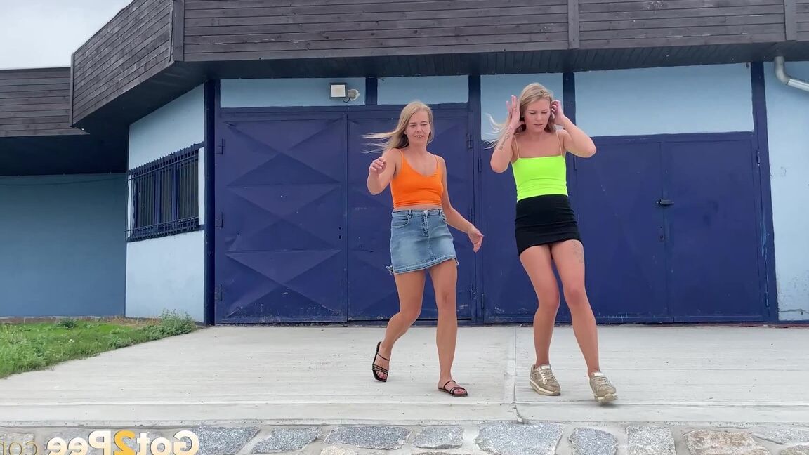 15P Les meilleures amies blondes font pipi ensemble dehors