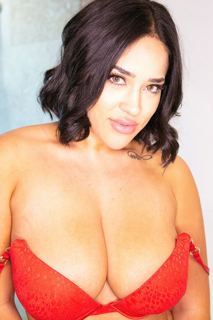 16P Naughty Mag Dripping Wet Sahara