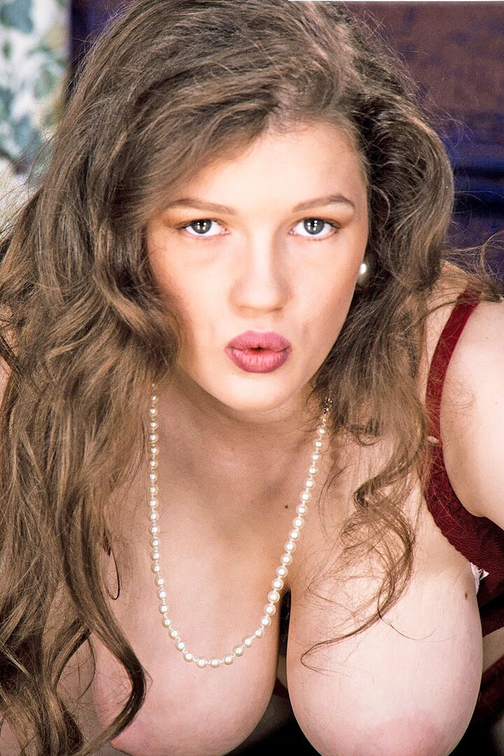 16P La chica caliente Winona Lind libera sus grandes tetas de un sostén durante una acción en solitario