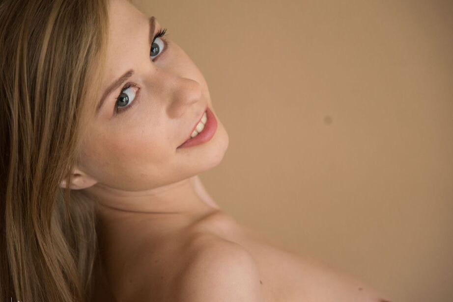 16P Eva Gold removes her red dress and started projecting to the camera to