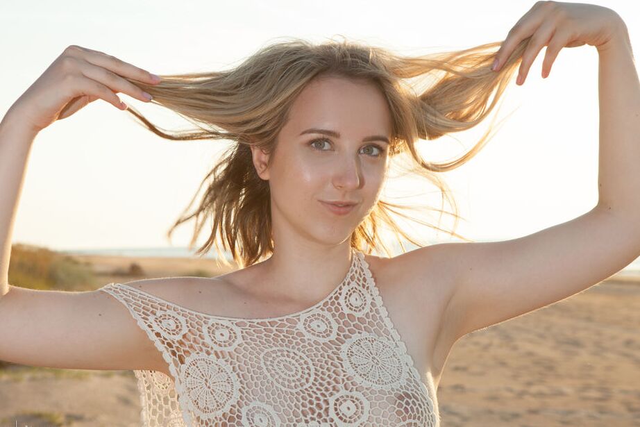 16P Ranova expose sa beauté avec confiance lorsqu'elle se met nue sur la plage