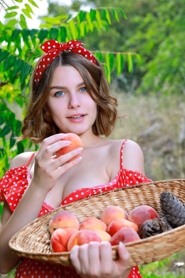 18P La sexy Helana está recogiendo melocotones en el huerto y el dulce sabor la despierta.