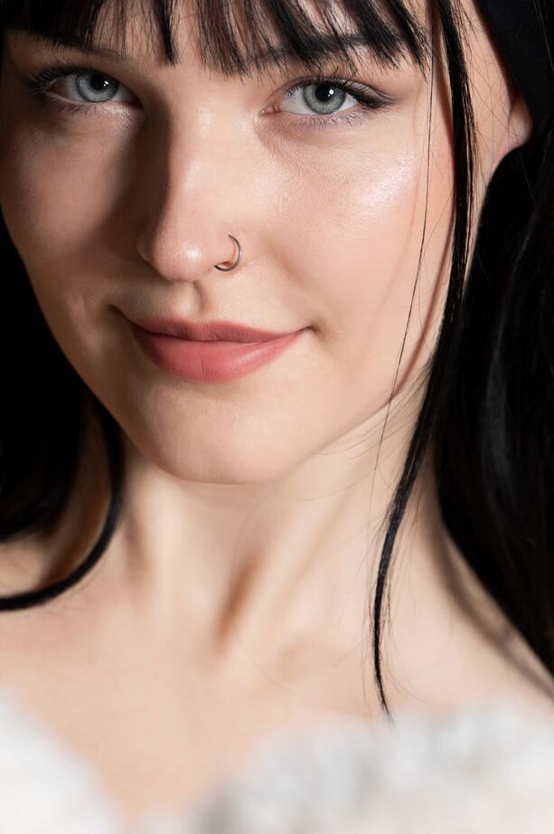 18P Amelia Riven parece uma rebelde sexy cheia de apelo sexual vestindo preto