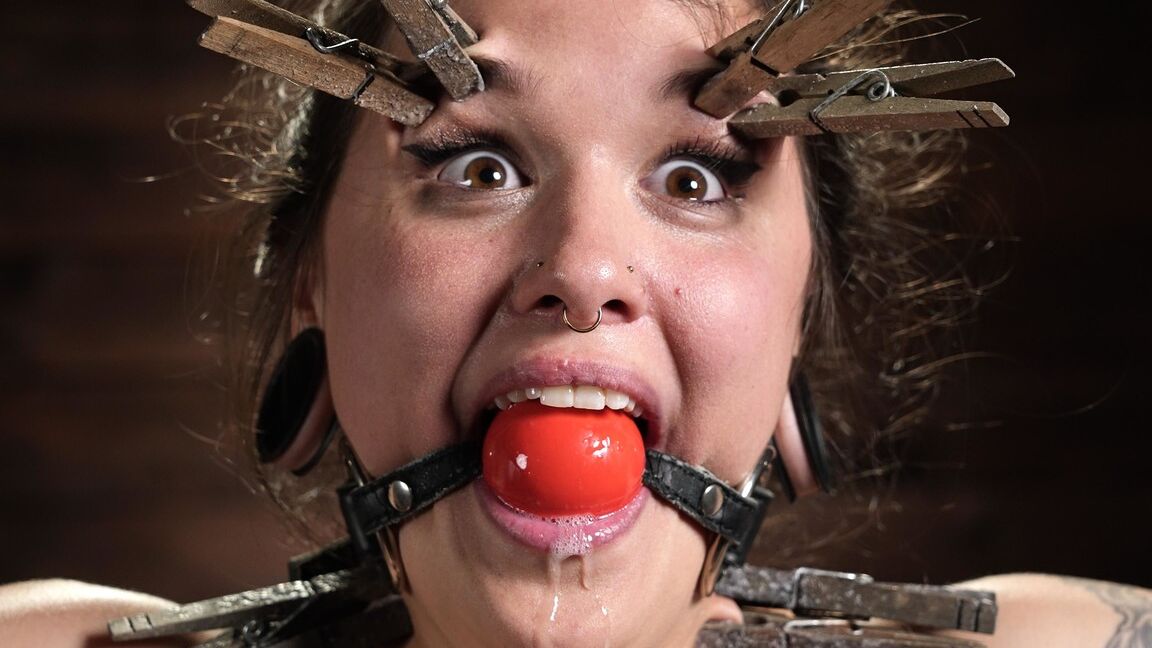 21P Hogtied O Papa, Luna Lovely